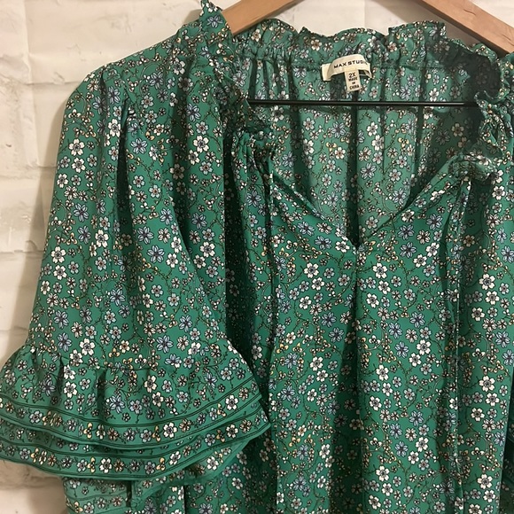 NWOT Max Studio green floral flutter sleeve top - Picture 3 of 5